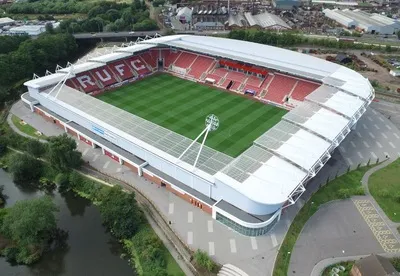 Toàn cảnh sân New York Stadium của Rotherham United nhìn từ trên cao, biểu tượng của The Millers.