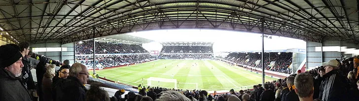 Toàn cảnh sân Turf Moor từ khán đài