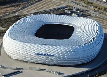 Toàn cảnh sân vận động Allianz Arena nhìn từ trên cao rực sáng