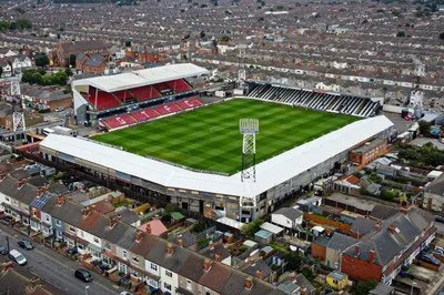 Toàn cảnh sân vận động Blundell Park nhìn từ trên cao, sân nhà của Grimsby Town FC