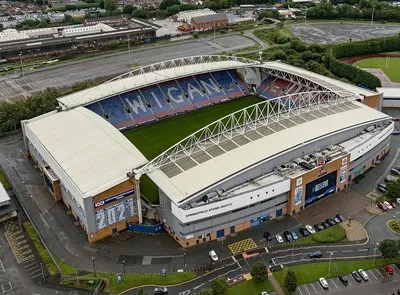 Toàn cảnh sân vận động Brick Community Stadium từ trên cao, sân nhà của Wigan Athletic.