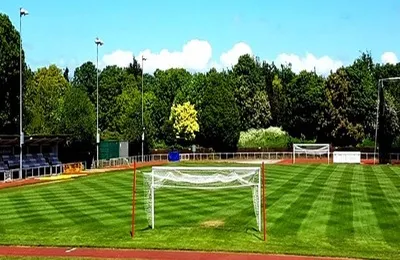 Toàn cảnh sân vận động Hornchurch nhìn từ khán đài, với đường chạy điền kinh bao quanh sân cỏ