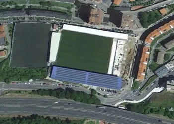 Toàn cảnh sân vận động Ipurua của SD Eibar nhìn từ trên cao với các khán đài và sân cỏ xanh mướt