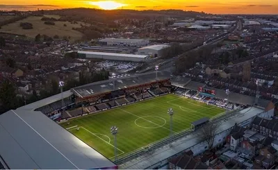 Toàn cảnh sân vận động Kenilworth Road từ trên cao, cho thấy cấu trúc và các khán đài của sân nhà Luton Town