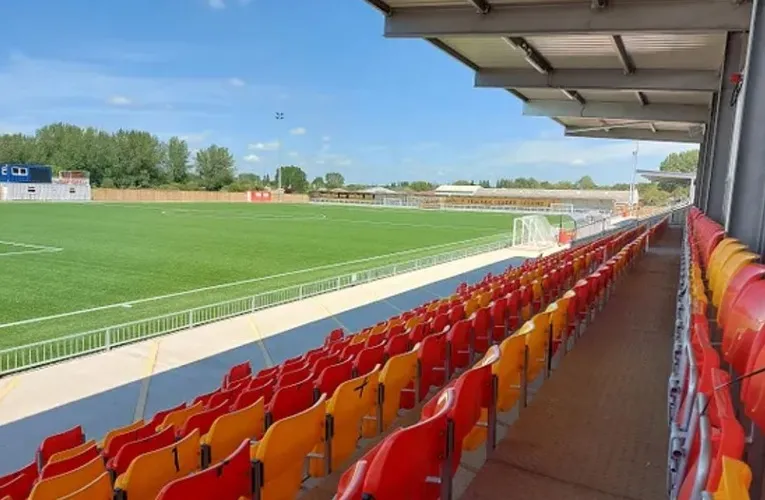 Toàn cảnh sân vận động Meadow Park nhìn từ khán đài