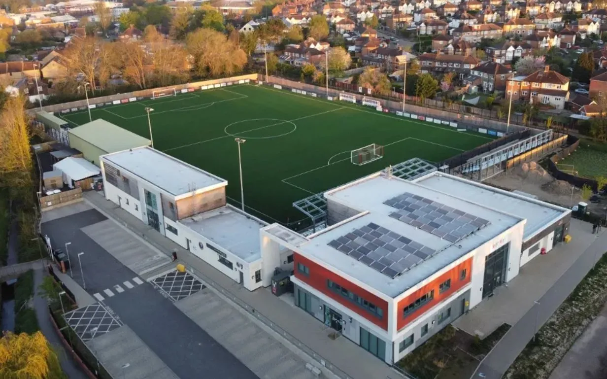Toàn cảnh sân vận động Meadowbank nhìn từ trên cao, sân nhà của Dorking Wanderers