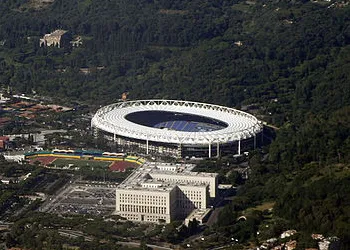 Toàn cảnh sân vận động Stadio Olimpico tráng lệ nhìn từ xa ở Rome, Ý
