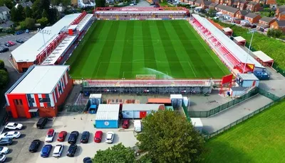 Toàn cảnh sân vận động Wham Stadium của Accrington Stanley từ trên cao, nhìn rõ cấu trúc sân và khu vực xung quanh.