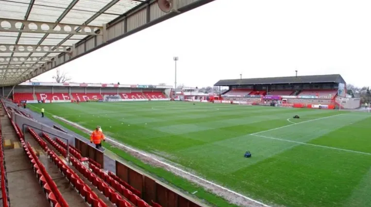Toàn cảnh sân Whaddon Road nhìn từ khán đài có ghế ngồi, sân nhà Cheltenham Town