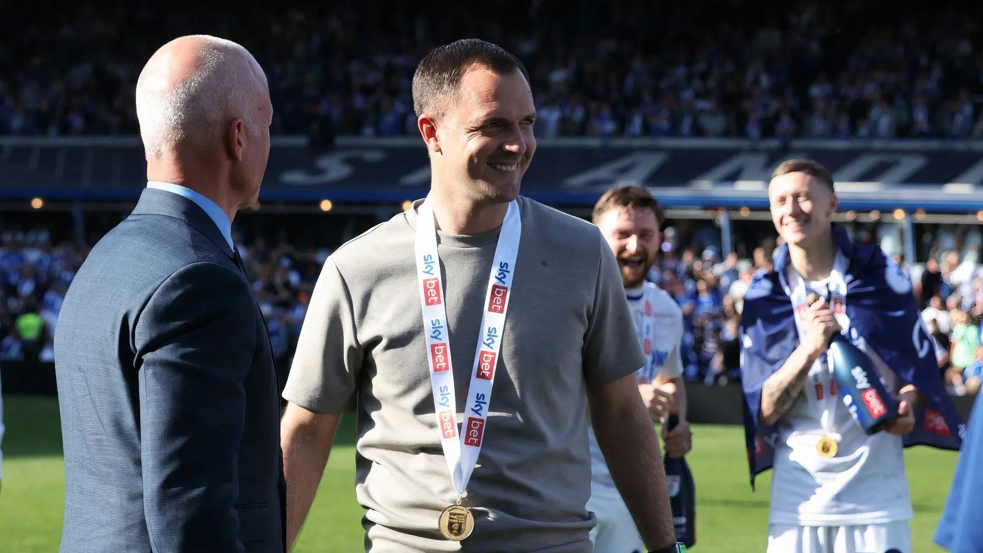 Tom Wagner và huấn luyện viên Chris Davies của Birmingham City
