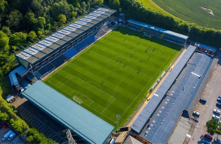 Tổng quan sân vận động Adams Park nhìn từ trên cao, sân nhà của Wycombe Wanderers FC