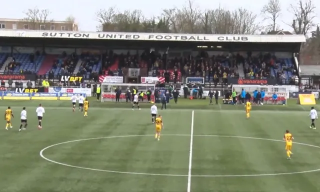 Trận đấu giữa Sutton United và Torquay United tại Gander Green Lane