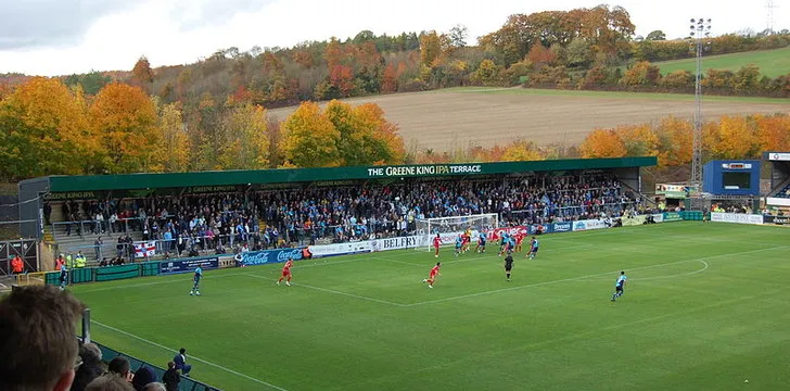 Trận đấu hấp dẫn giữa Wycombe Wanderers và Lincoln City tại Adams Park