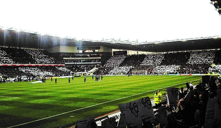 Trận đấu lịch sử giữa Derby County và Manchester United tại Pride Park.