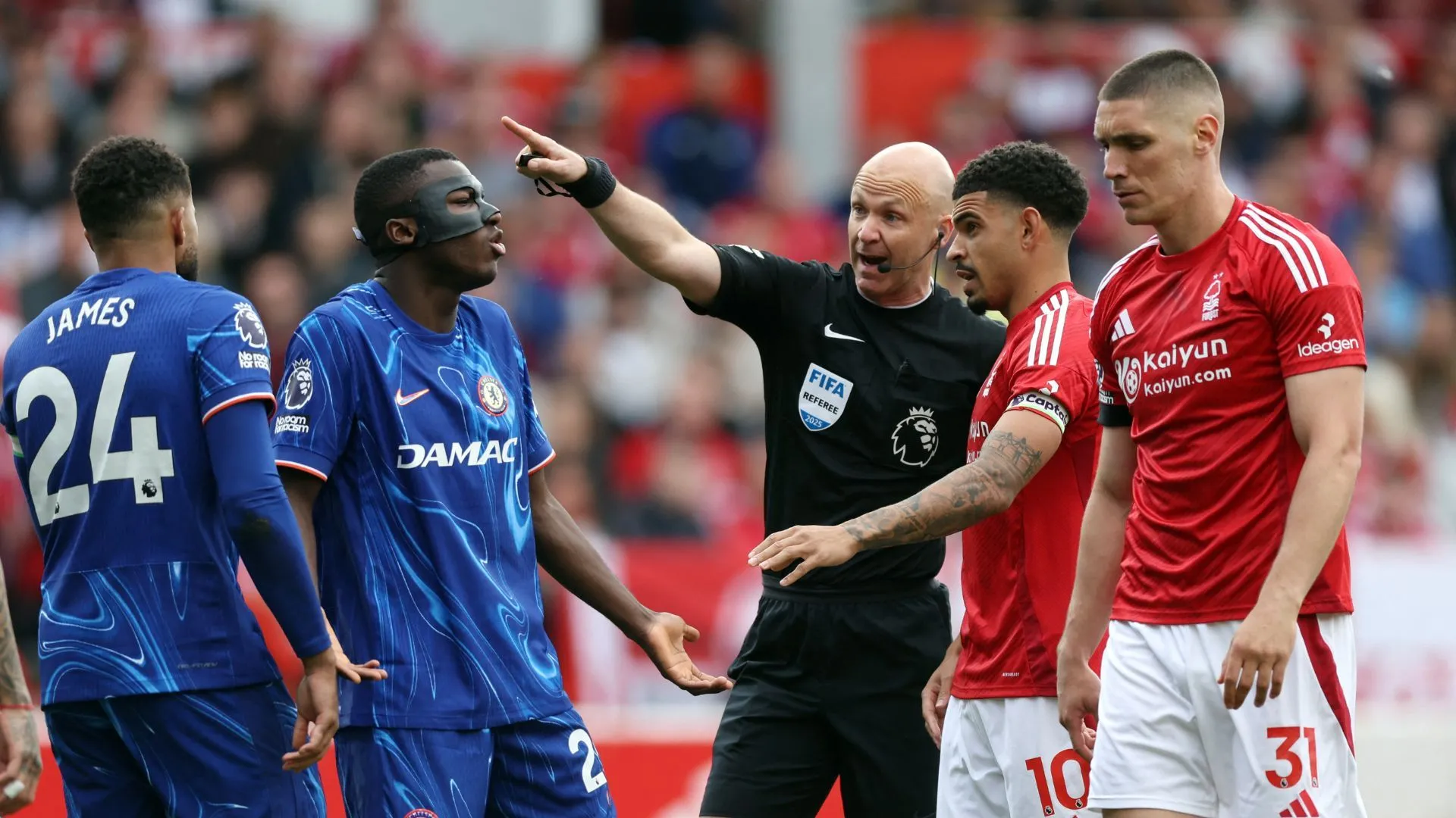 Trọng tài Premier League Anthony Taylor trên sân cỏ trong một trận đấu