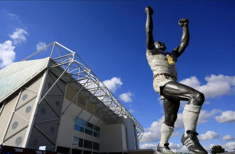 Tượng đài Billy Bremner trước sân Elland Road