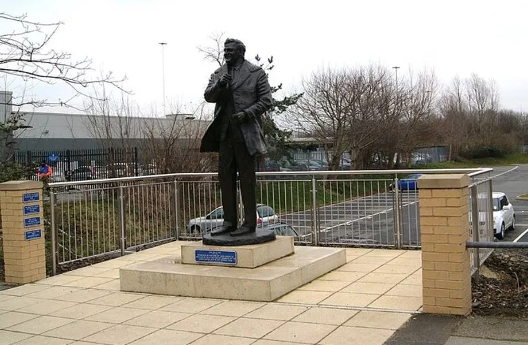 Tượng đài Don Revie tại Elland Road