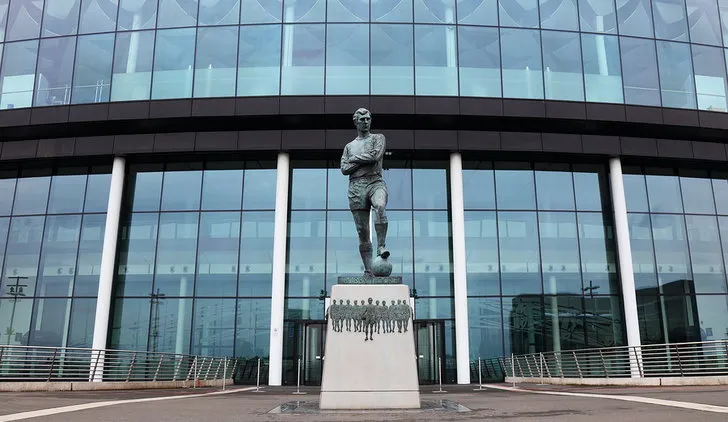 Tượng đài huyền thoại Bobby Moore bên ngoài sân Wembley, vinh danh đội trưởng tuyển Anh