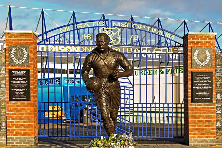 Tượng đài huyền thoại Dixie Dean bên ngoài sân Goodison Park.