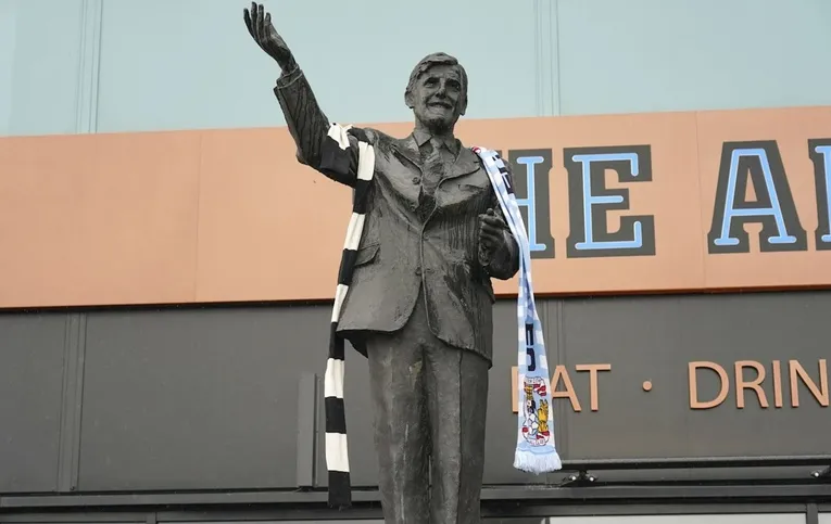 Tượng đài huyền thoại Jimmy Hill tại Coventry Arena