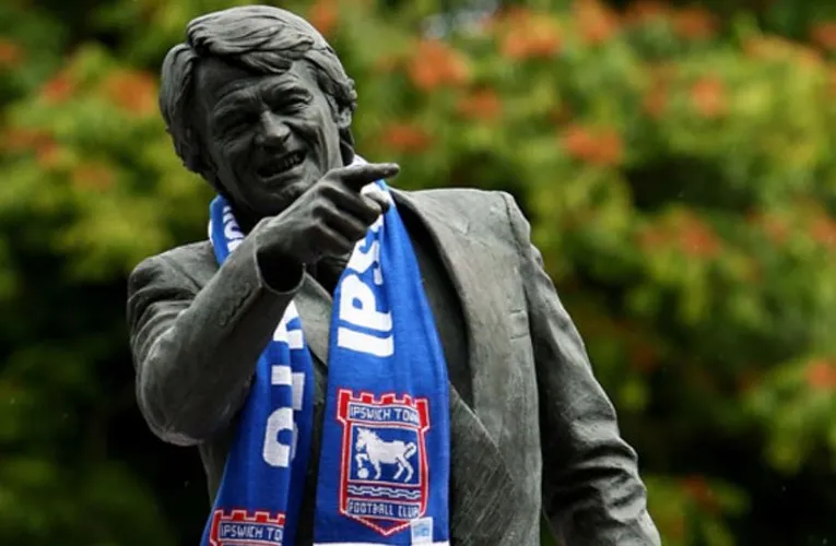 Tượng đài Sir Bobby Robson, huyền thoại Ipswich Town và bóng đá Anh