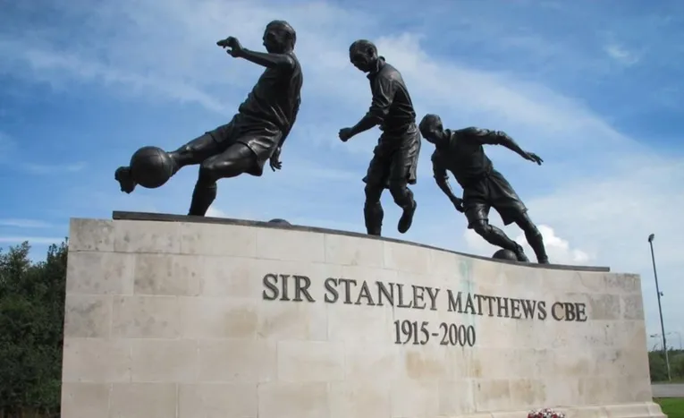 Tượng đài Sir Stanley Matthews vĩ đại bên ngoài sân Stoke City