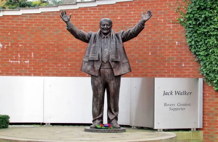Tượng Jack Walker bên ngoài sân Ewood Park, biểu tượng của Blackburn Rovers