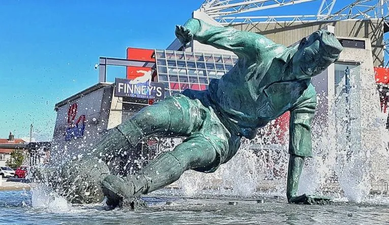 Tượng Sir Tom Finney &quot;The Splash&quot; tại Deepdale