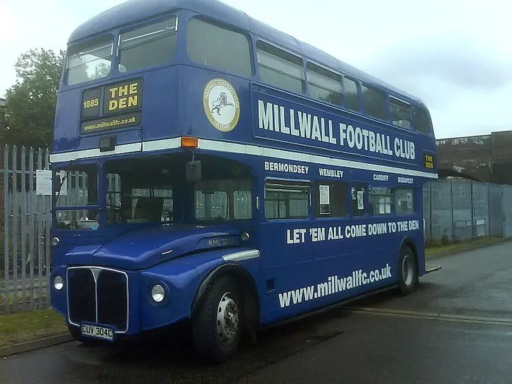 Xe buýt Routemaster biểu tượng của câu lạc bộ Millwall FC.