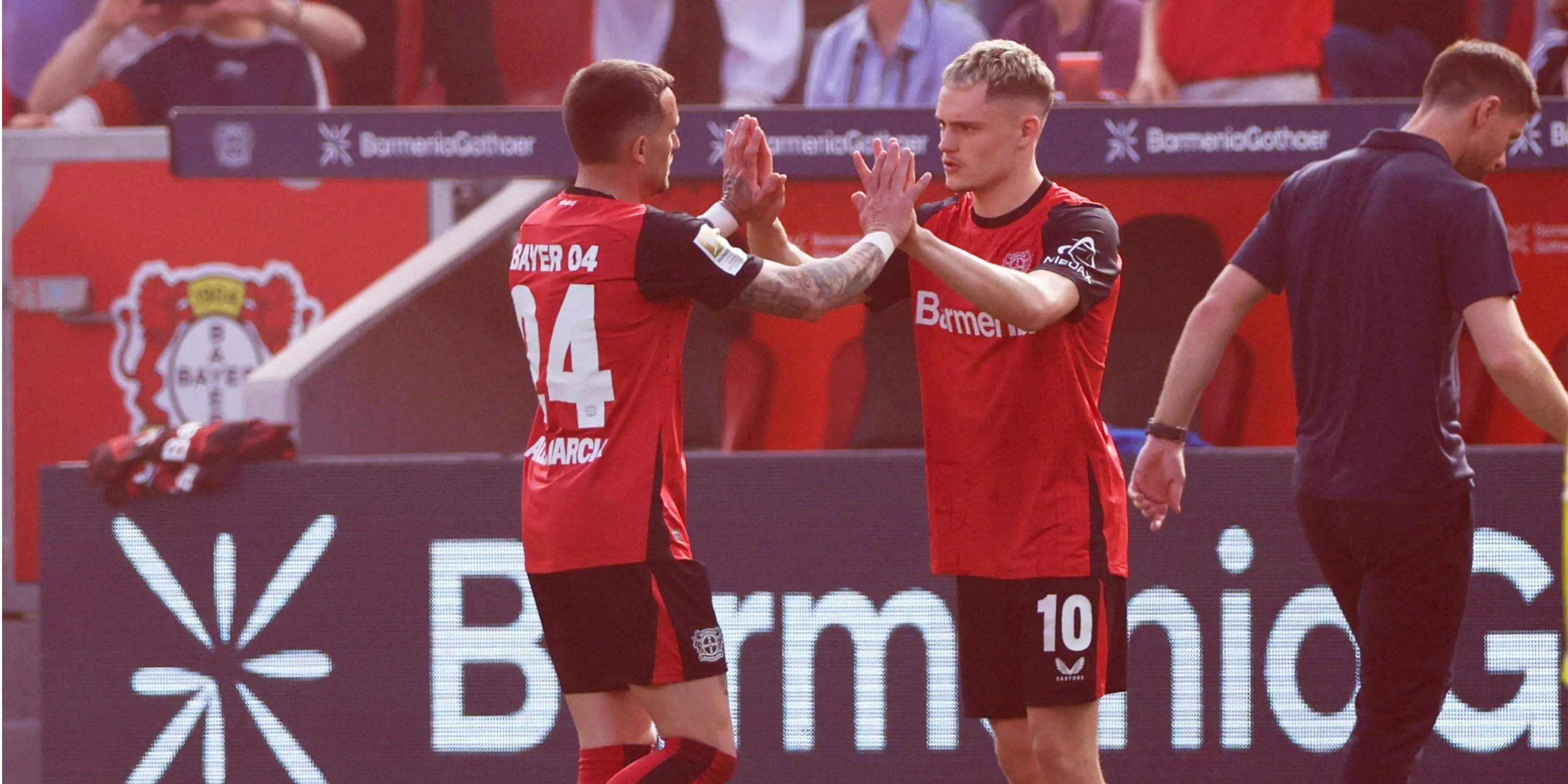 Aleix García trong màu áo Bayer Leverkusen rời sân, mục tiêu của West Ham.