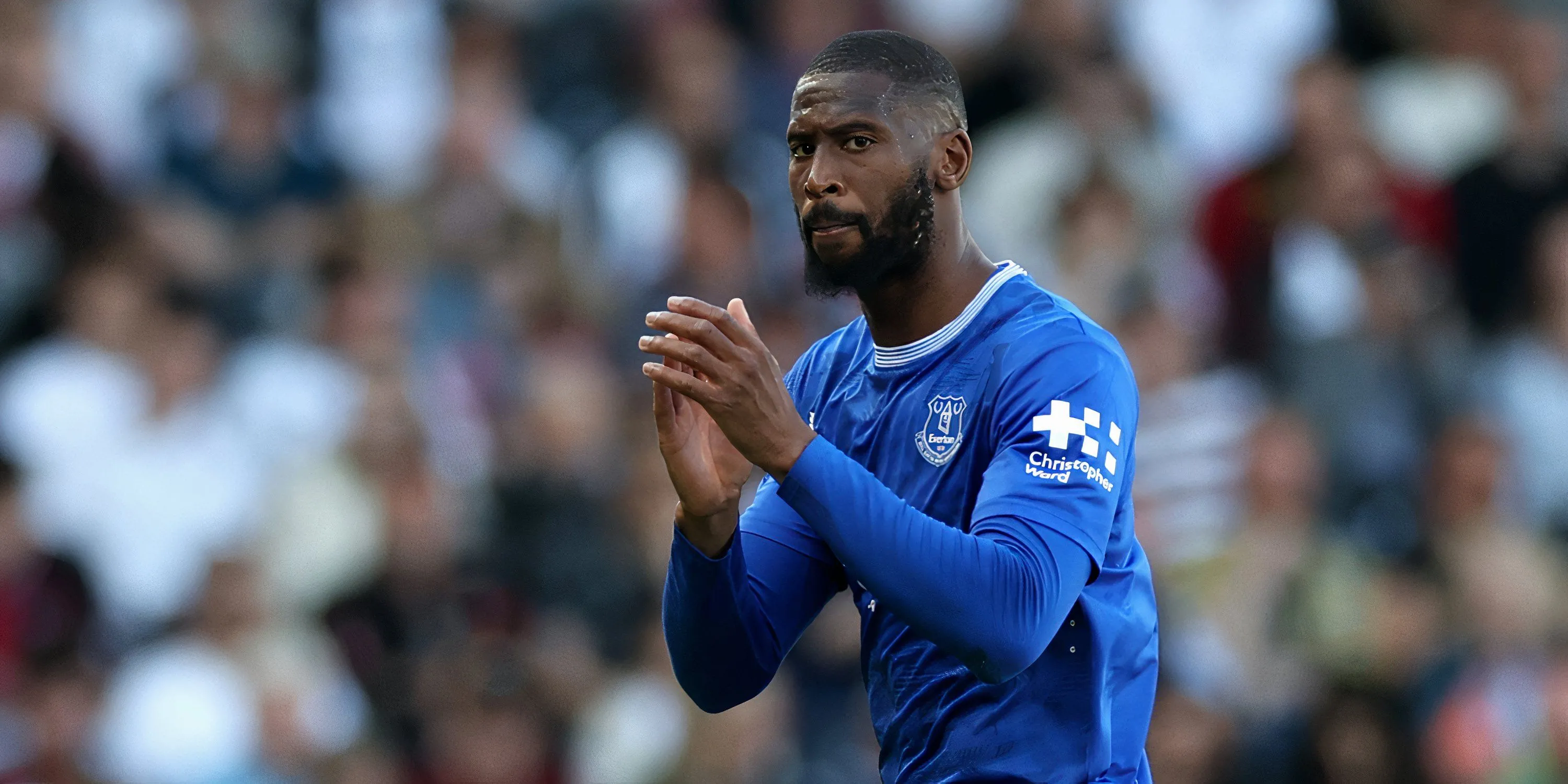 Beto trong màu áo Everton, cầu thủ có khả năng rời CLB.
