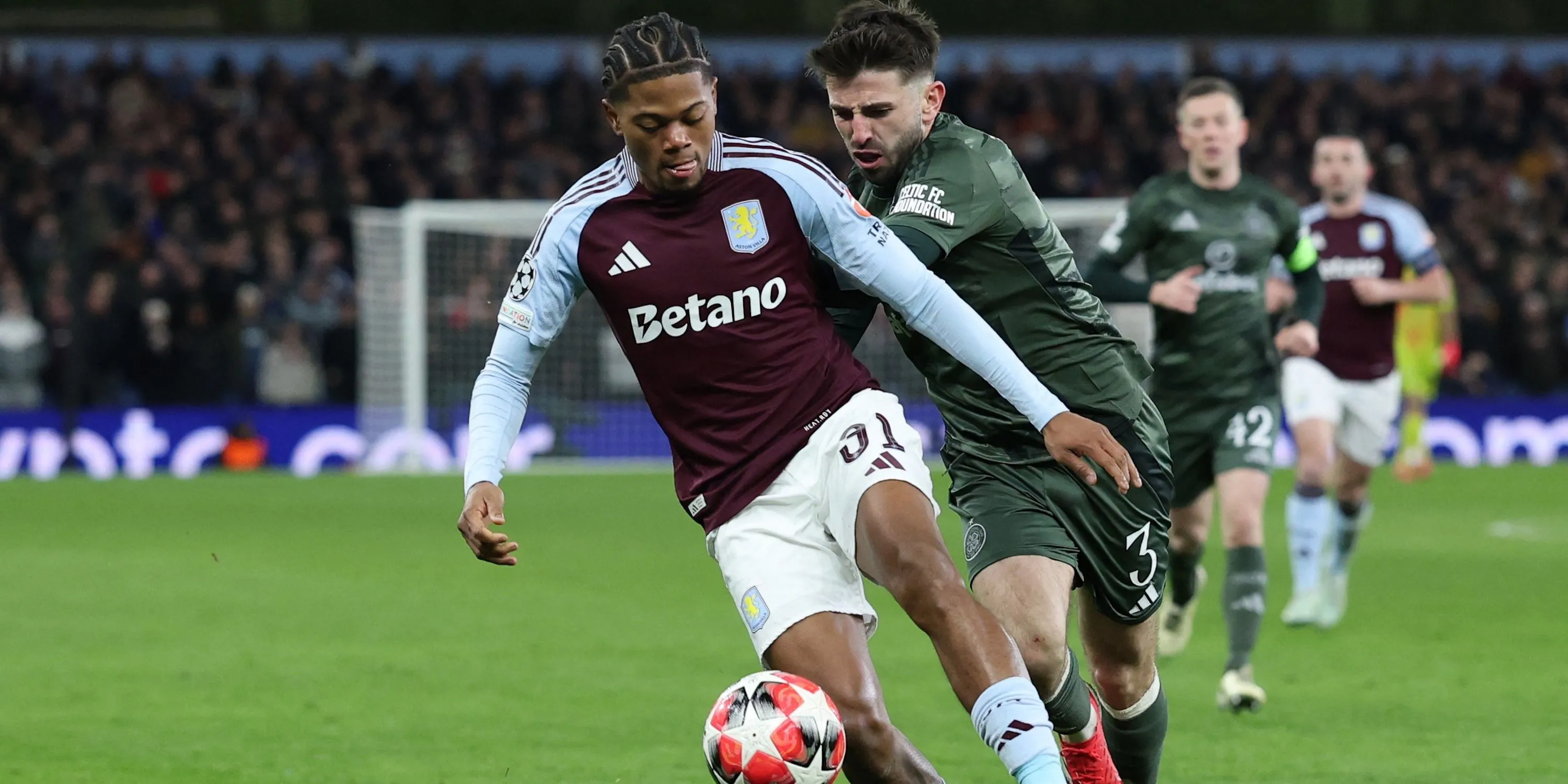 Cầu thủ chạy cánh Leon Bailey của Aston Villa trong một pha tranh chấp bóng
