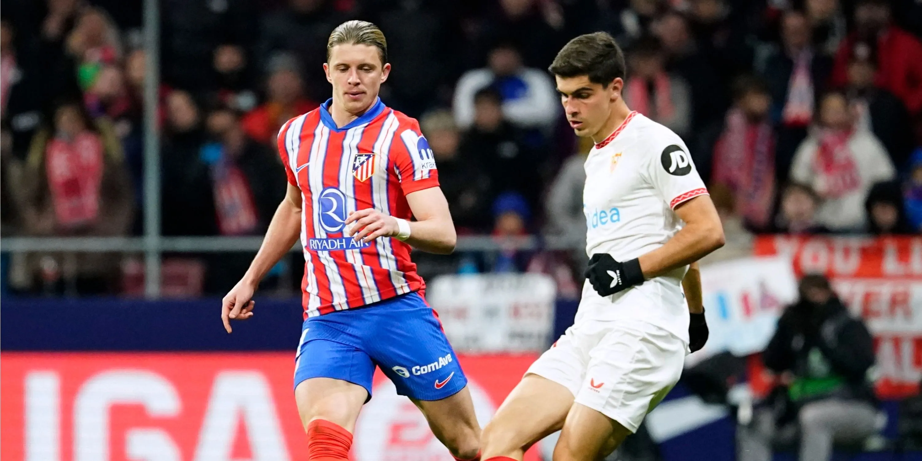 Conor Gallagher của Atletico Madrid tranh chấp bóng với Juanlu Sanchez của Sevilla tại La Liga