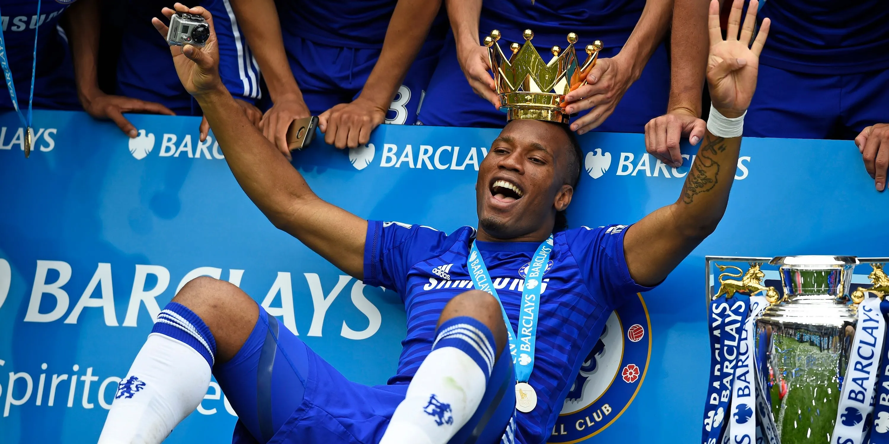 Didier Drogba ăn mừng chức vô địch Premier League cùng Chelsea, biểu tượng của sự thành công tại Stamford Bridge.
