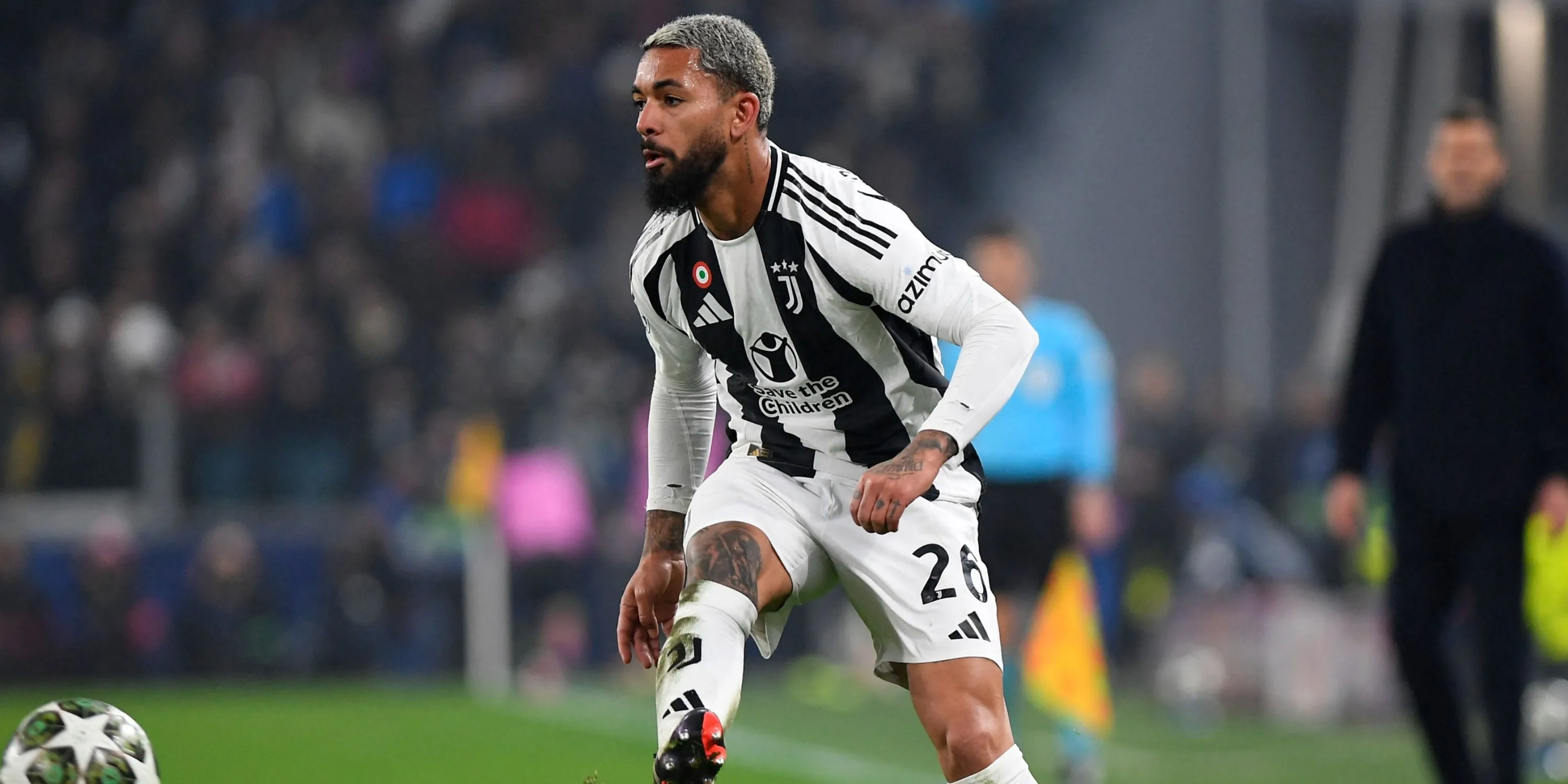 Douglas Luiz thi đấu cho Juventus tại đấu trường Champions League