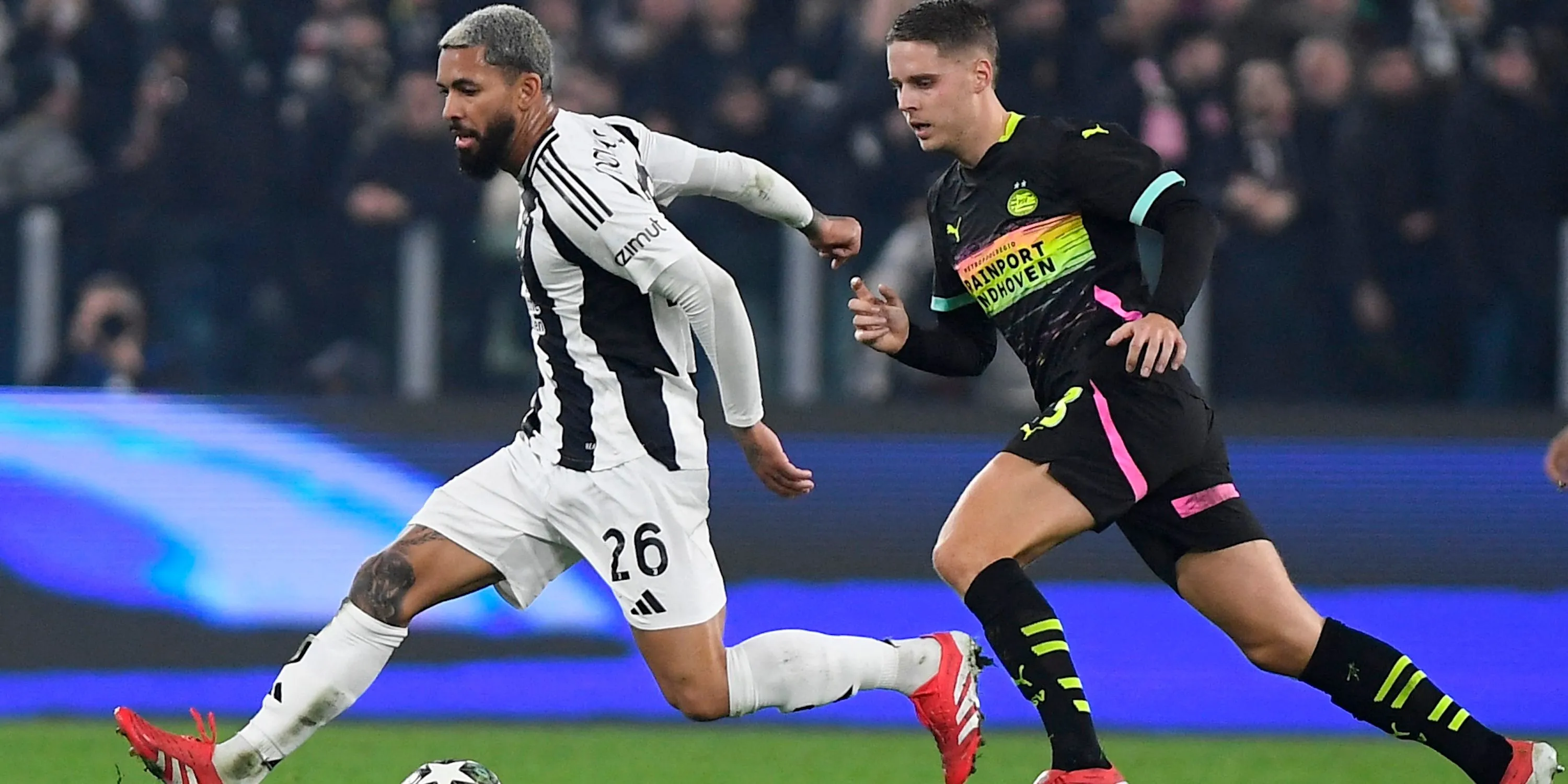 Douglas Luiz thi đấu cho Juventus trong trận đấu với PSV Eindhoven