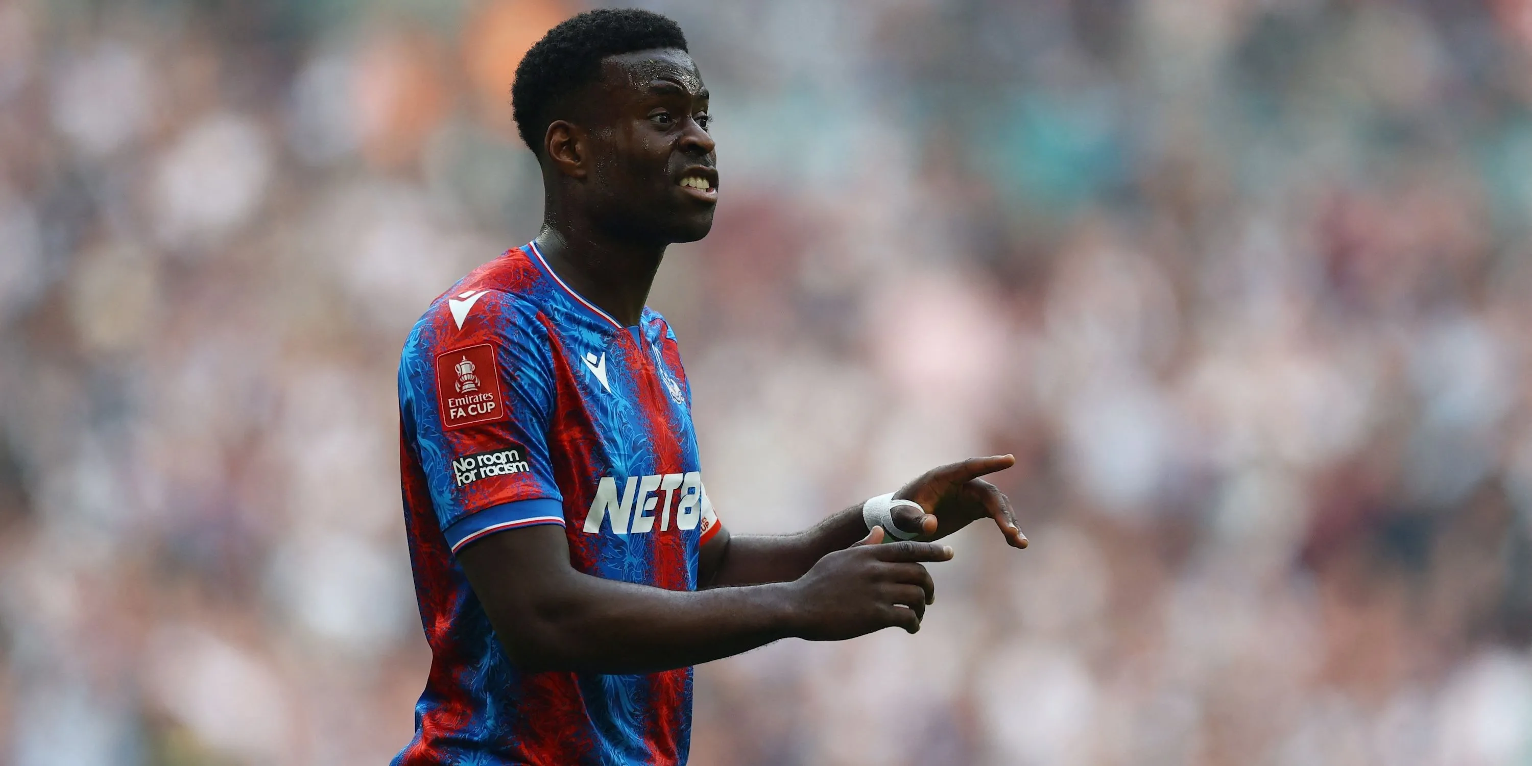 Hậu vệ Marc Guehi của Crystal Palace thi đấu, mục tiêu trung vệ của Tottenham