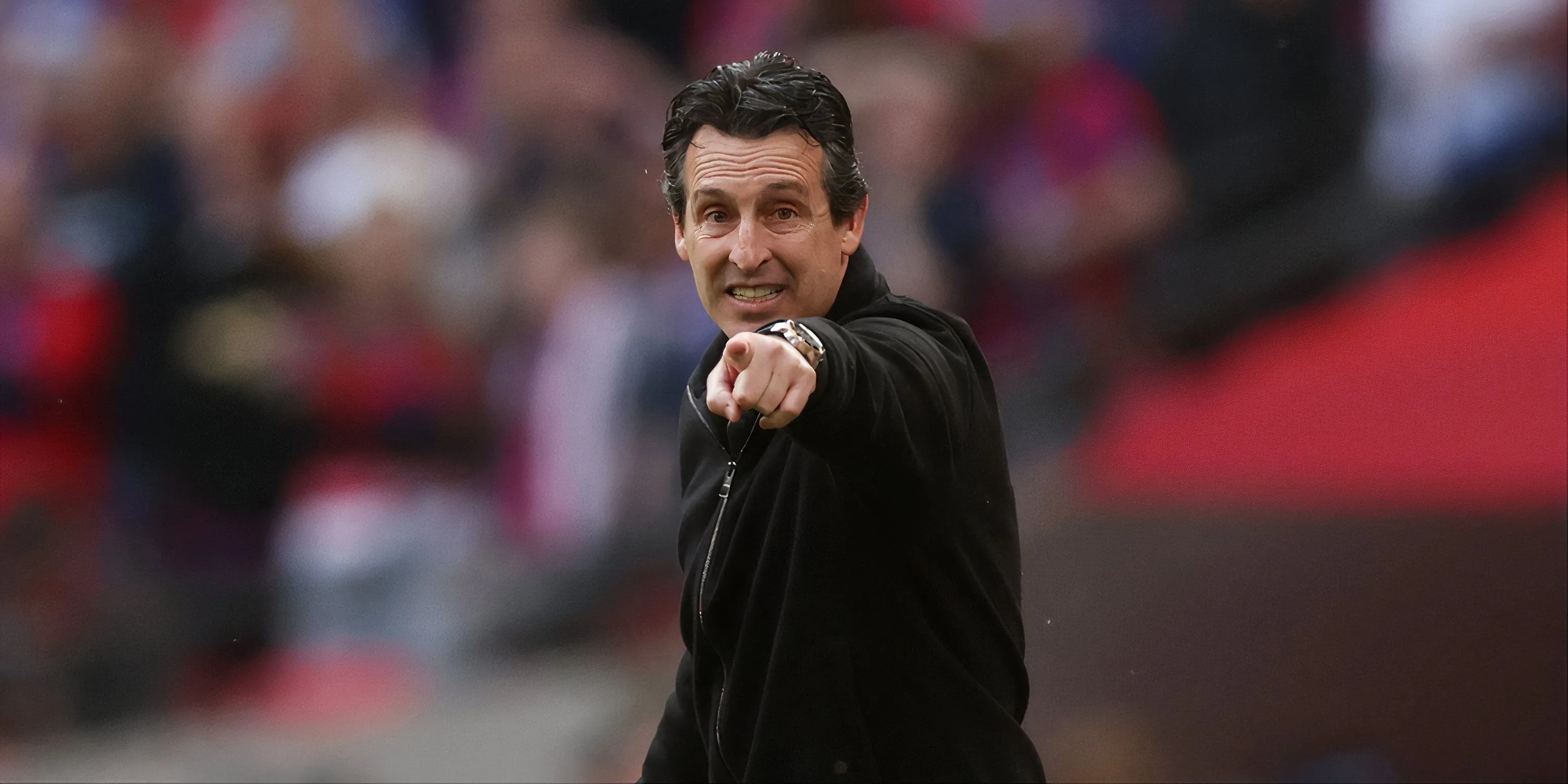 Huấn luyện viên Unai Emery chỉ đạo các cầu thủ Aston Villa trên sân tập