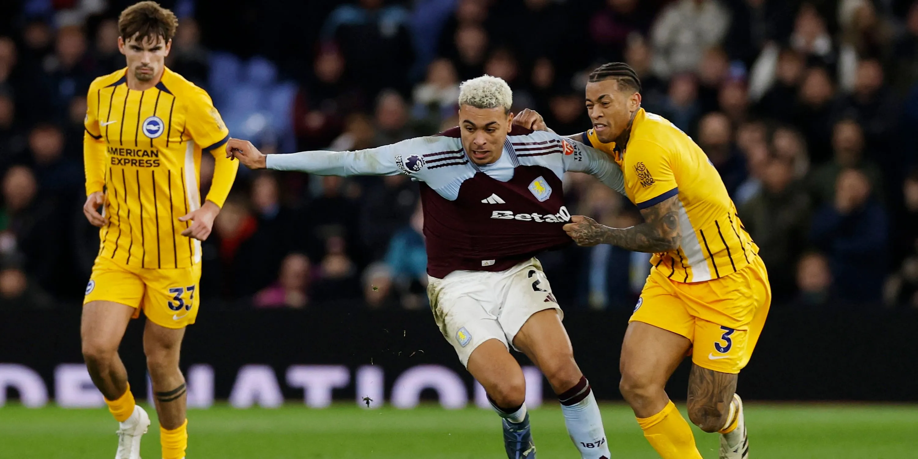 Morgan Rogers của Aston Villa tranh bóng với Igor Julio của Brighton