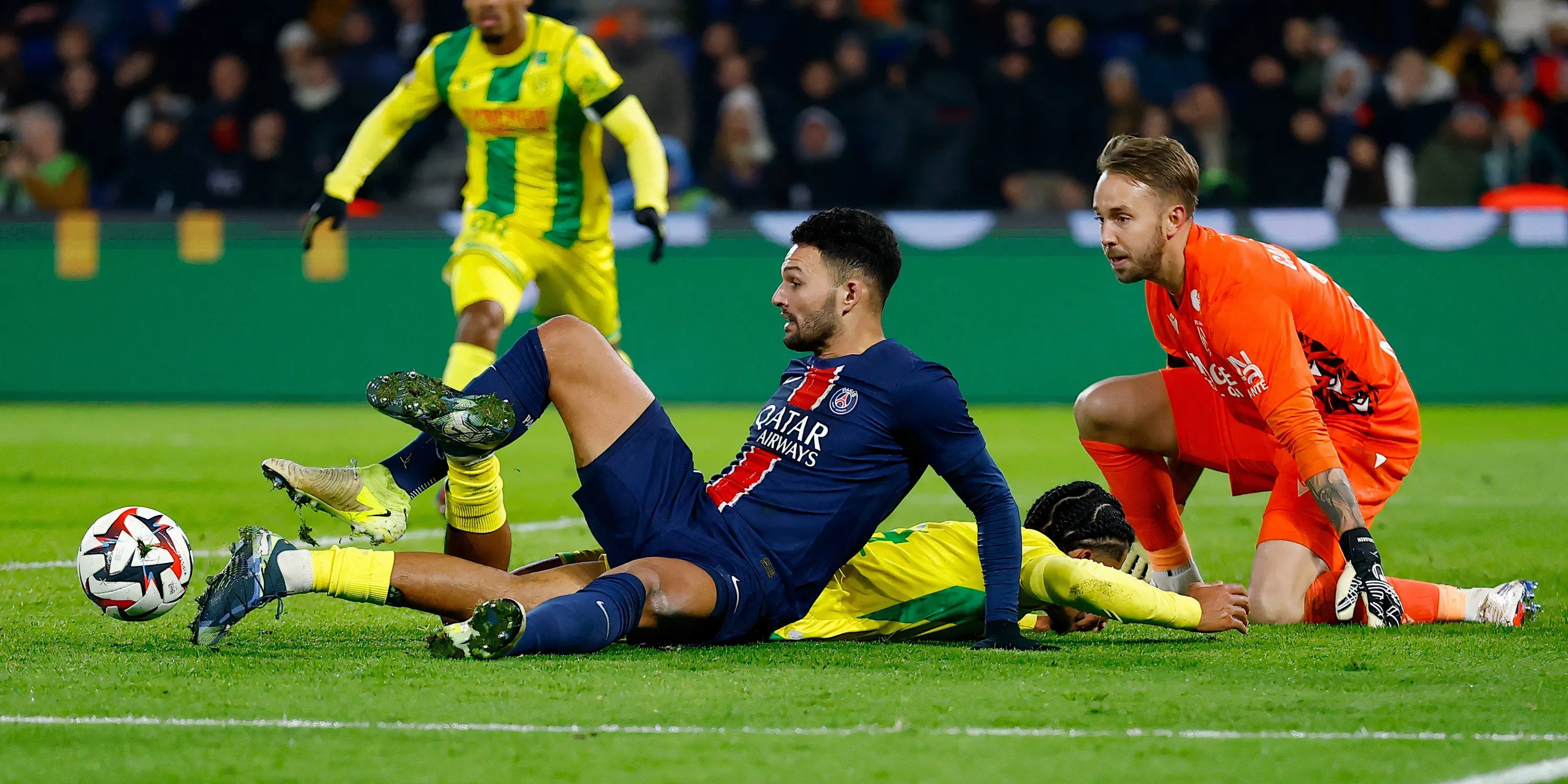 Nathan Zeze, trung vệ Nantes mà Liverpool không thể chiêu mộ