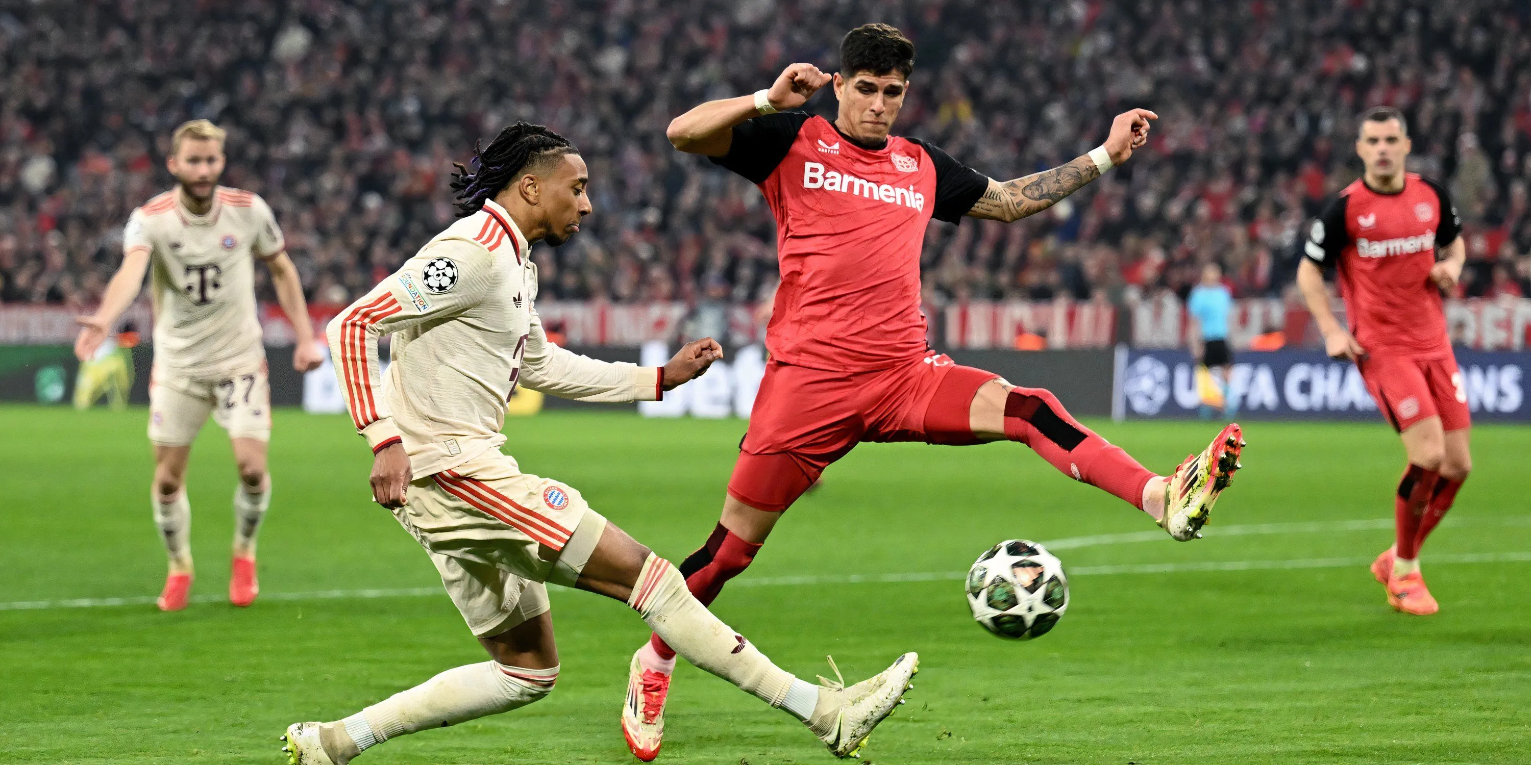 Piero Hincapié thi đấu cho Bayer Leverkusen trong một trận đấu
