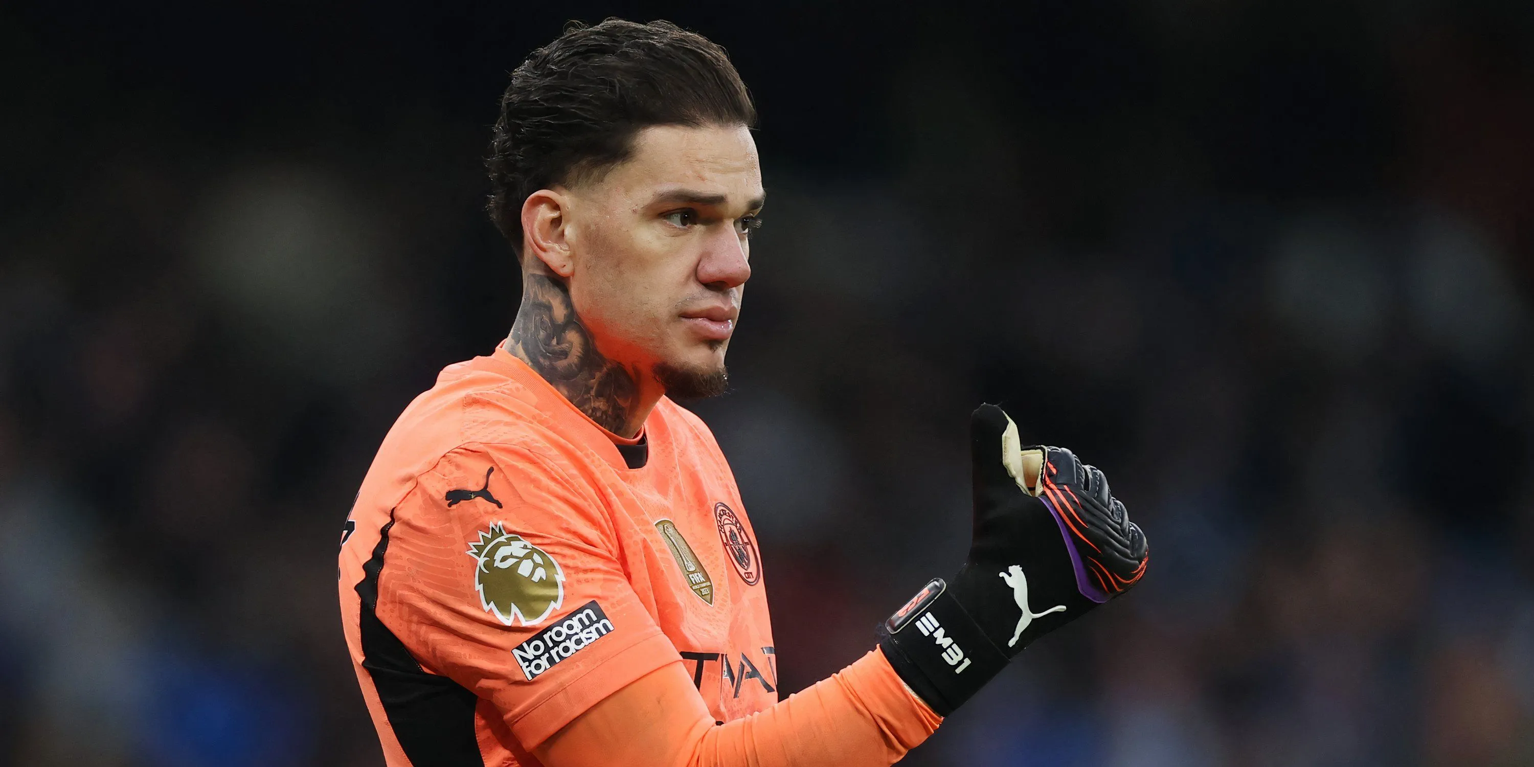 Thủ môn Ederson của Manchester City trong một trận đấu Ngoại hạng Anh.