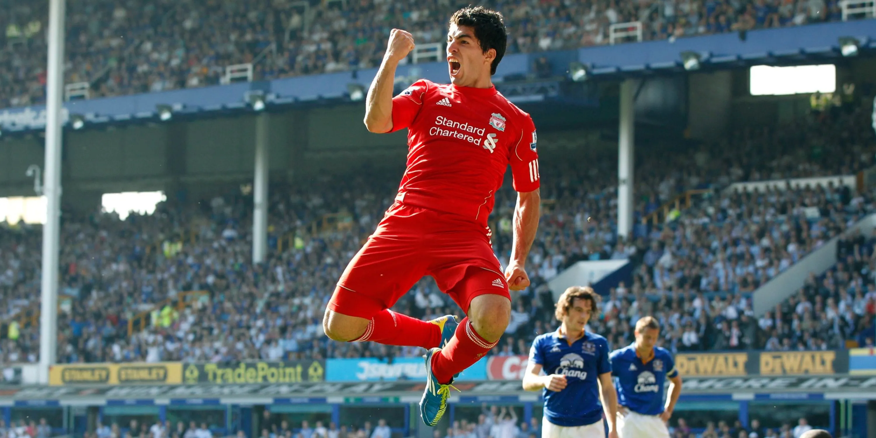 Tiền đạo Luis Suarez của Liverpool ăn mừng