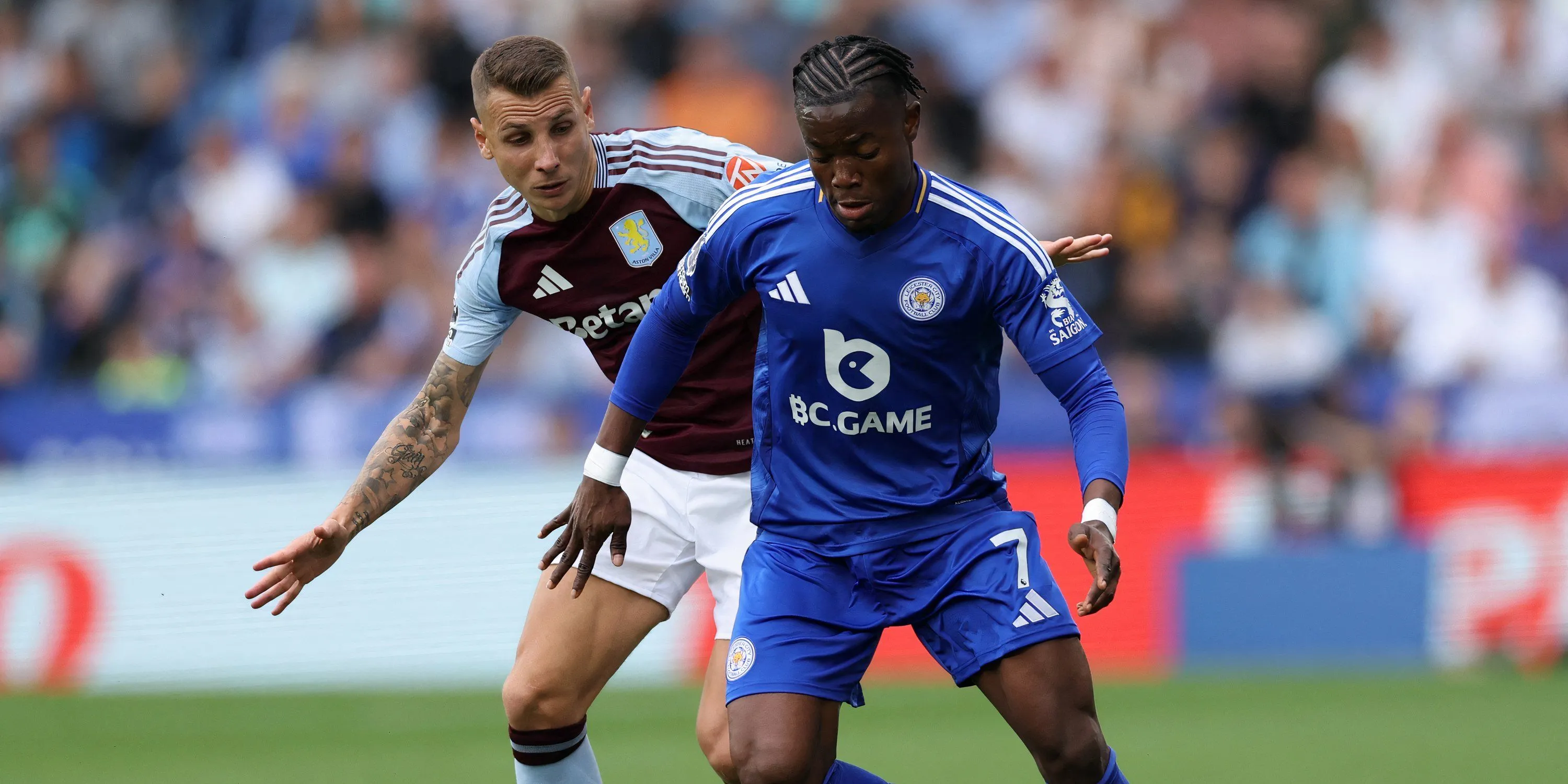 Tiền vệ cánh Abdul Fatawu của Leicester City trong một pha bóng