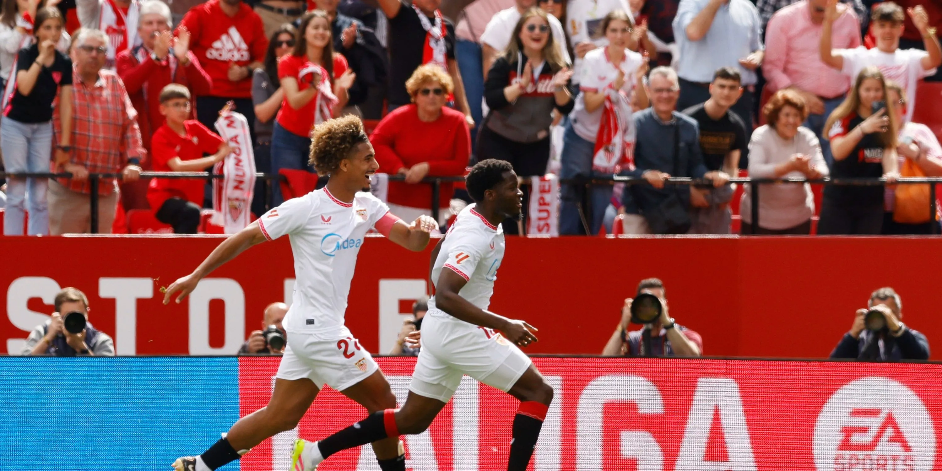 Tiền vệ Lucien Agoume thi đấu cho Sevilla ở La Liga
