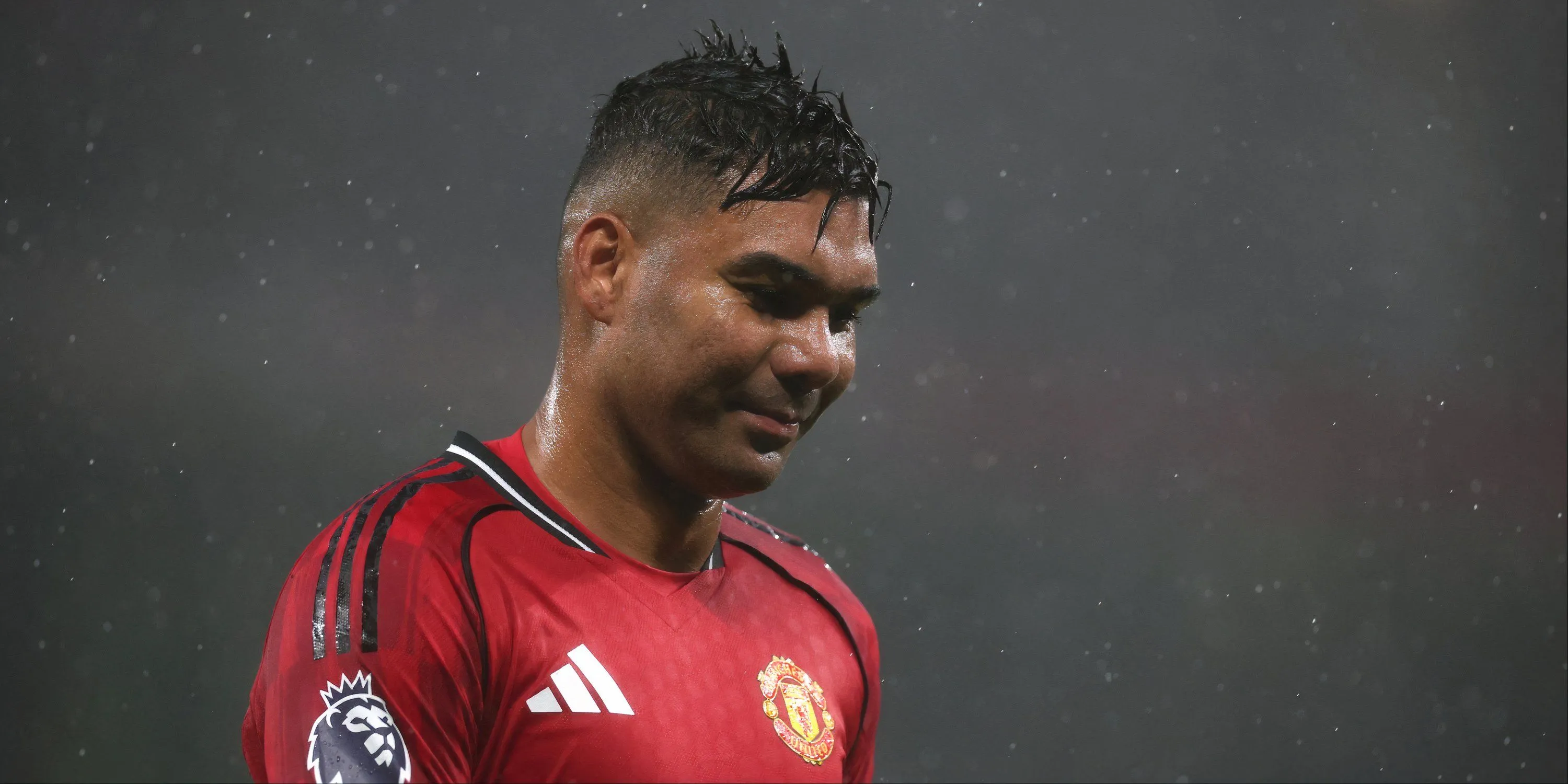 Casemiro ghi bàn nhưng nhận thẻ đỏ trong trận MU gặp Chelsea
