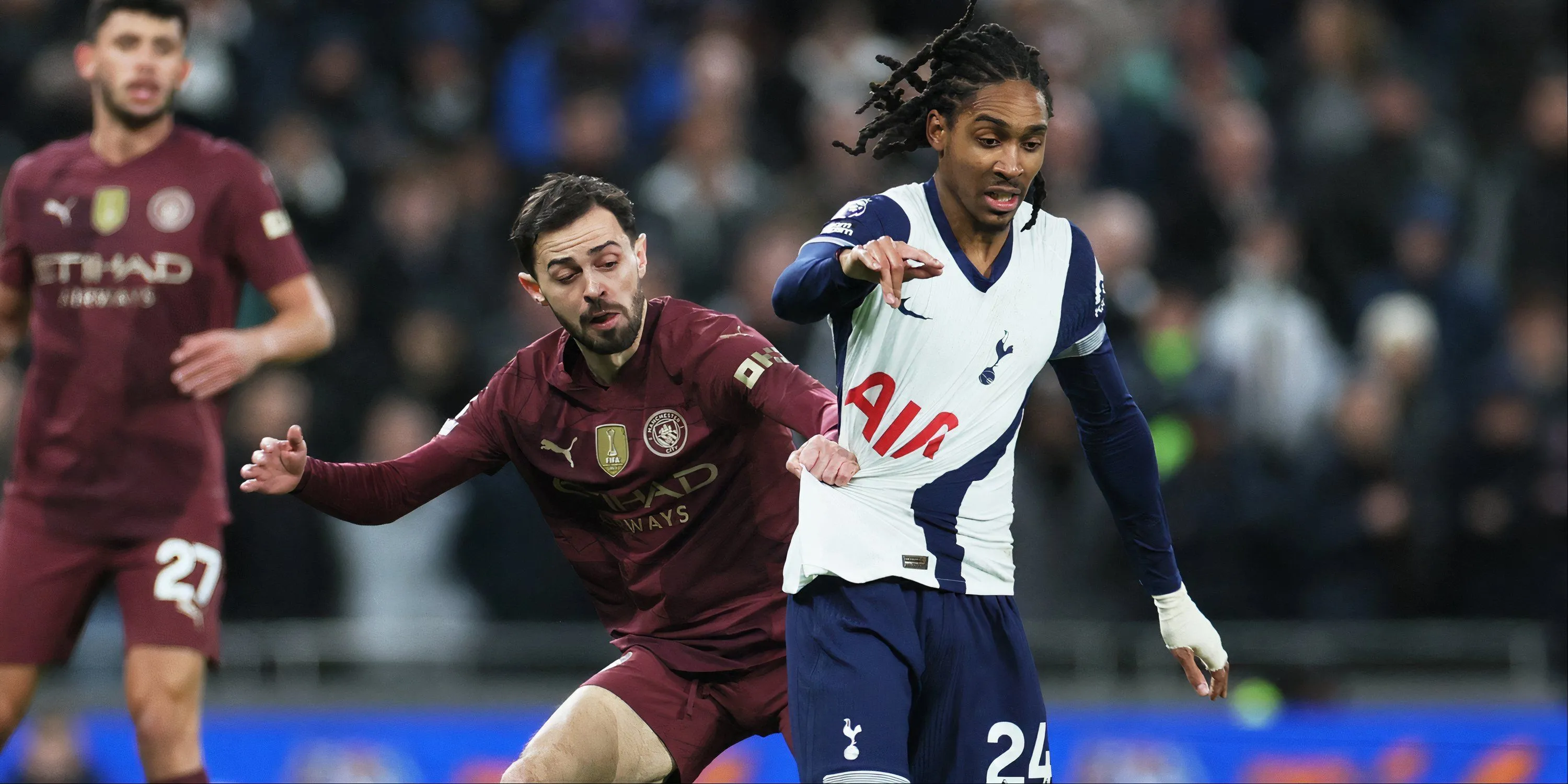 Djed Spence ăn mừng sau khi ghi bàn thắng đầu tiên tại Premier League cho Tottenham