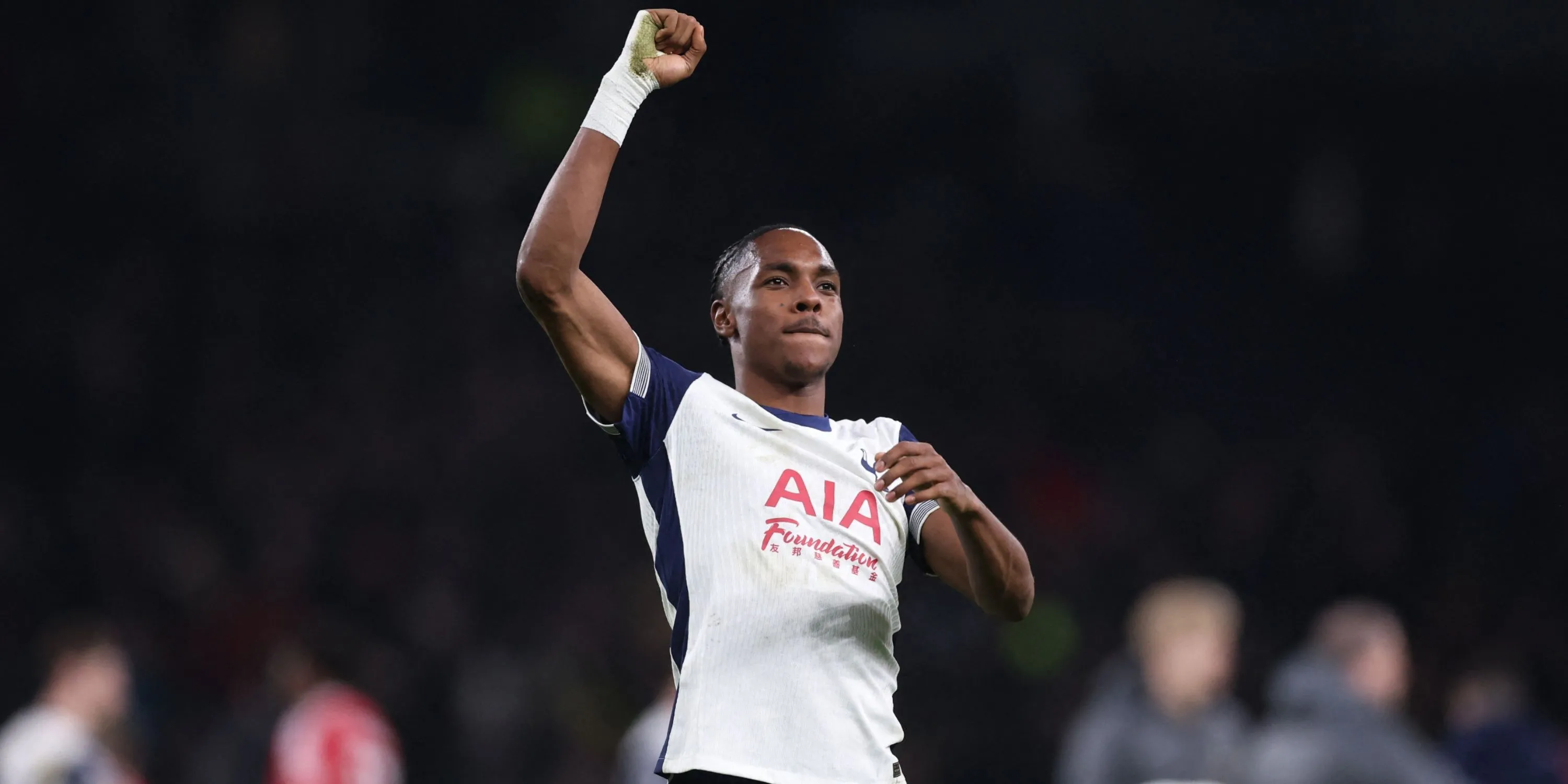 Mathys Tel trong màu áo Tottenham tại Premier League, đang tìm kiếm cơ hội ra sân