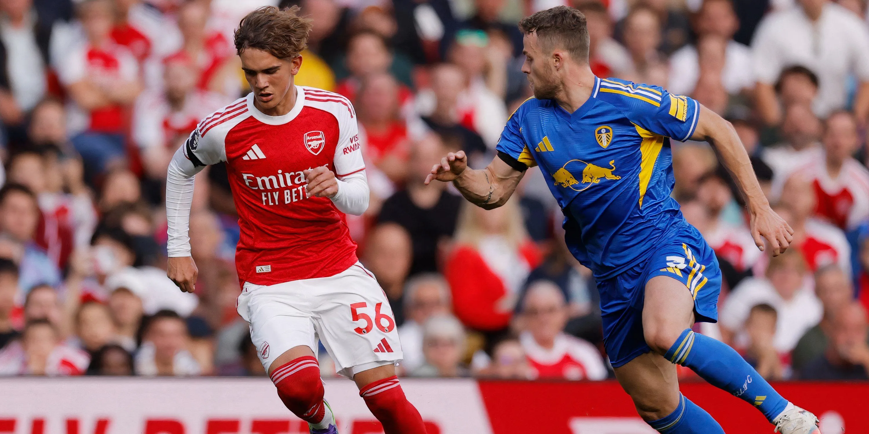 Max Dowman của Arsenal bị phạm lỗi trong một trận đấu.