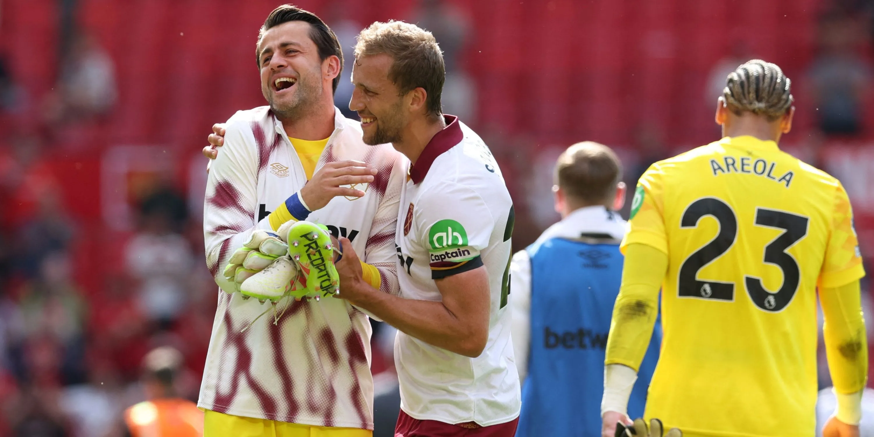 Thủ môn Lukasz Fabianski trở lại West Ham sau khi hết hợp đồng